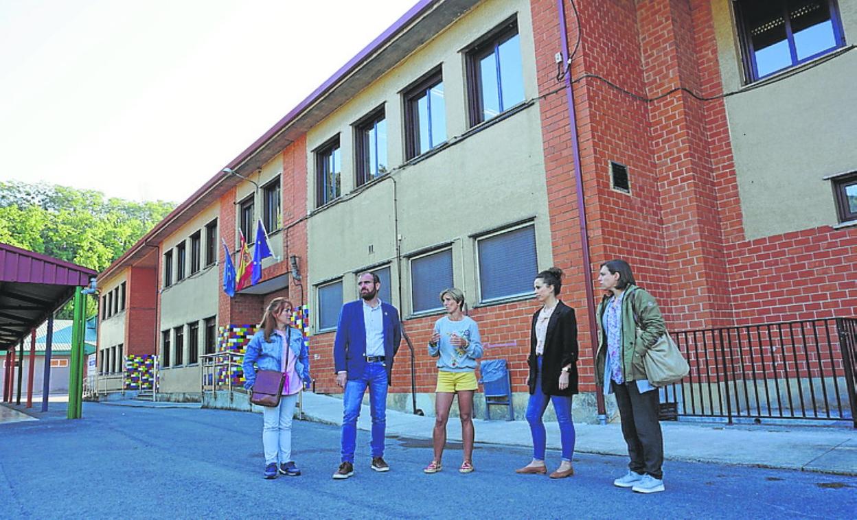 Aránzazu Machargo, Iván Allende, Susana Álvarez, Cristina Blanco y María Aparicio en el patio del colegio público L'Ablanu de Infiesto. 