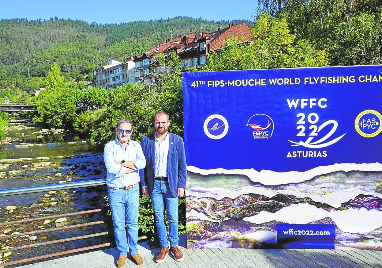 El presidente de la federación de pesca y el alcalde en el Puente Viejo de Infiesto, sobre el río Piloña. 