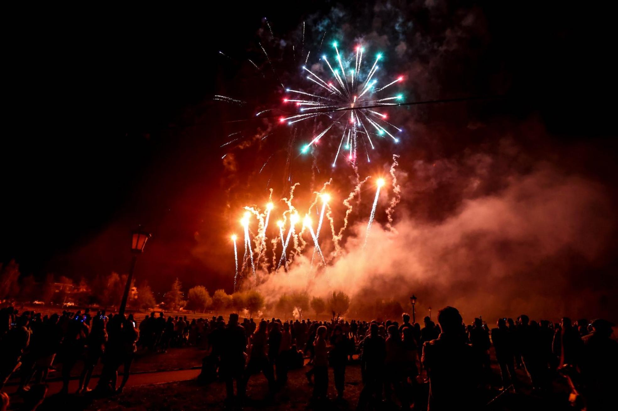 Los fuegos artificiales reunieron a miles de personas en el parque de Montecerrao a las diez de la noche. 