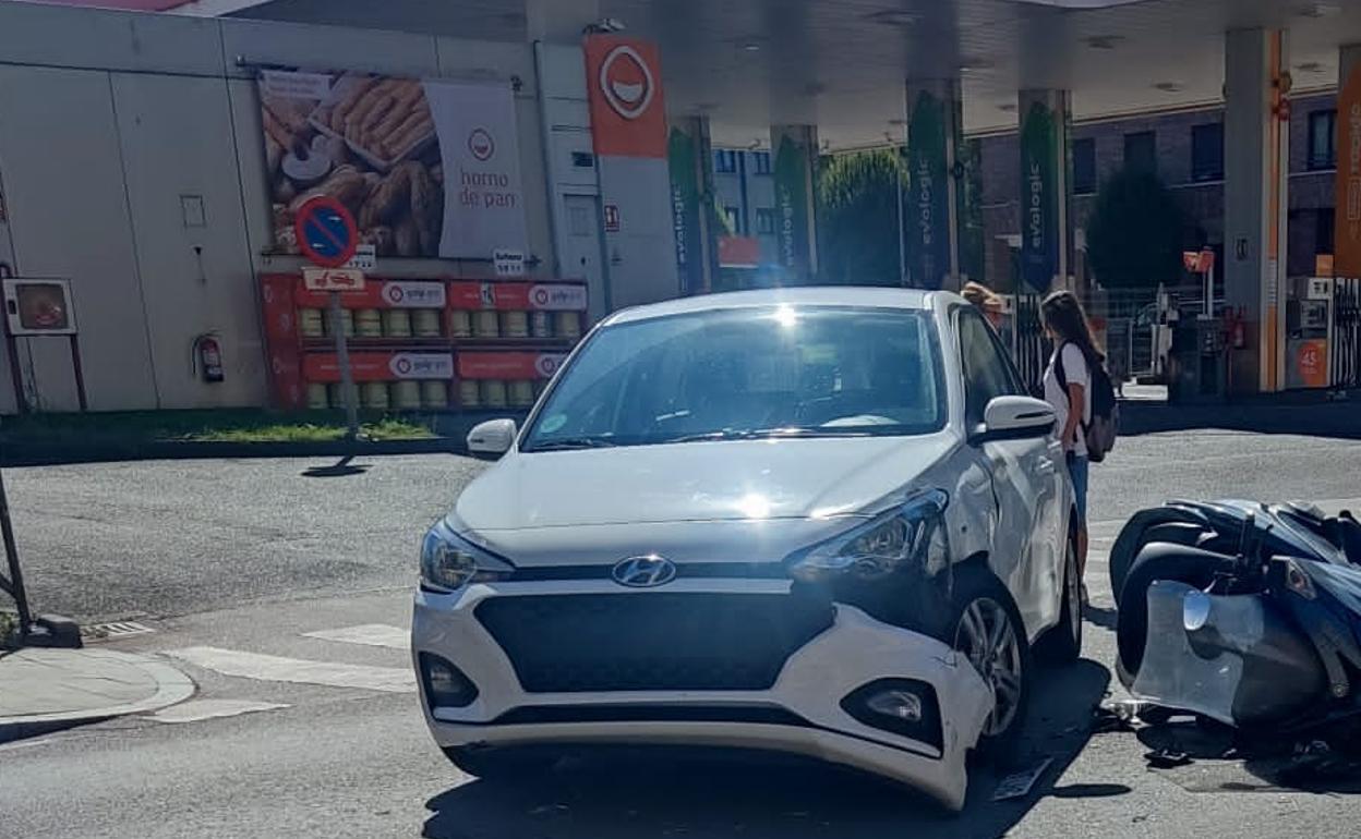 La moto y el coche accidentados en El Cerillero. 