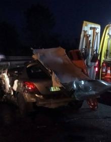 Imagen secundaria 2 - Intervención de los bomberos en el accidente.