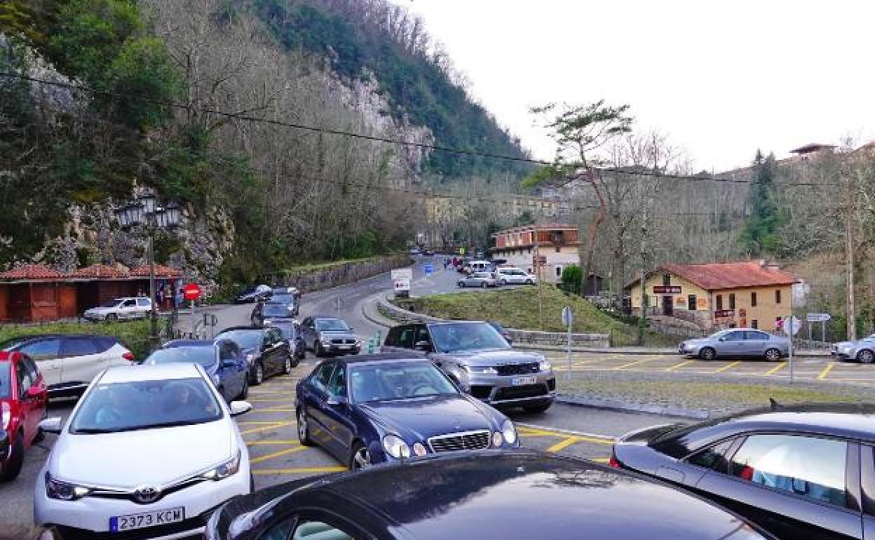 El estudio sobre Covadonga alerta de la falta de rotación y los coches mal aparcados