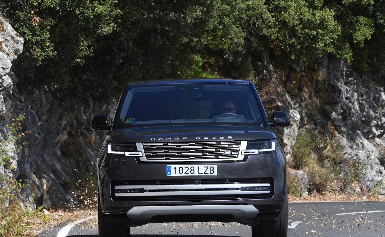 El interior del nuevo Range Rover se ha realizado para disfrutar del viaje, con materiales nobles y ausencia total de ruido. 