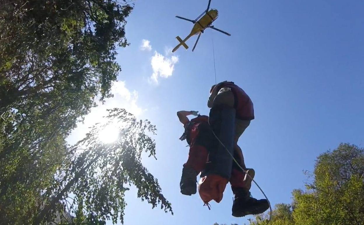 El equipo de rescate, durante la intervención en la Olla de San Vicente. 