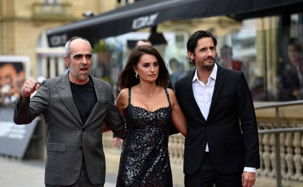 Penélope Cruz, entre Luis Tosar y Juan Diego Botto, ha presentado 'En los márgenes' en San Sebastián.