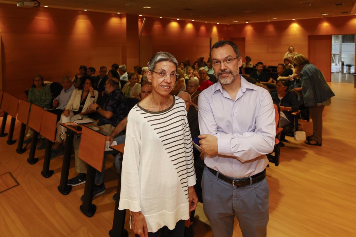 María Jesús Rodríguez, presidenta de la Asociación Ictus Asturias, y el neurólogo Sergio Calleja. 