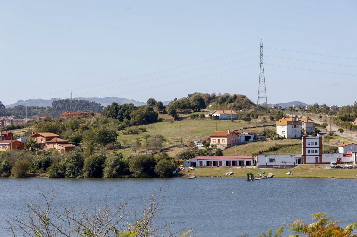 Vista general del entorno del pantano de Corvera, con parte de los terrenos de Los Balagares a la derecha y el núcleo de Truyés y Santa Cruz en el centro.
