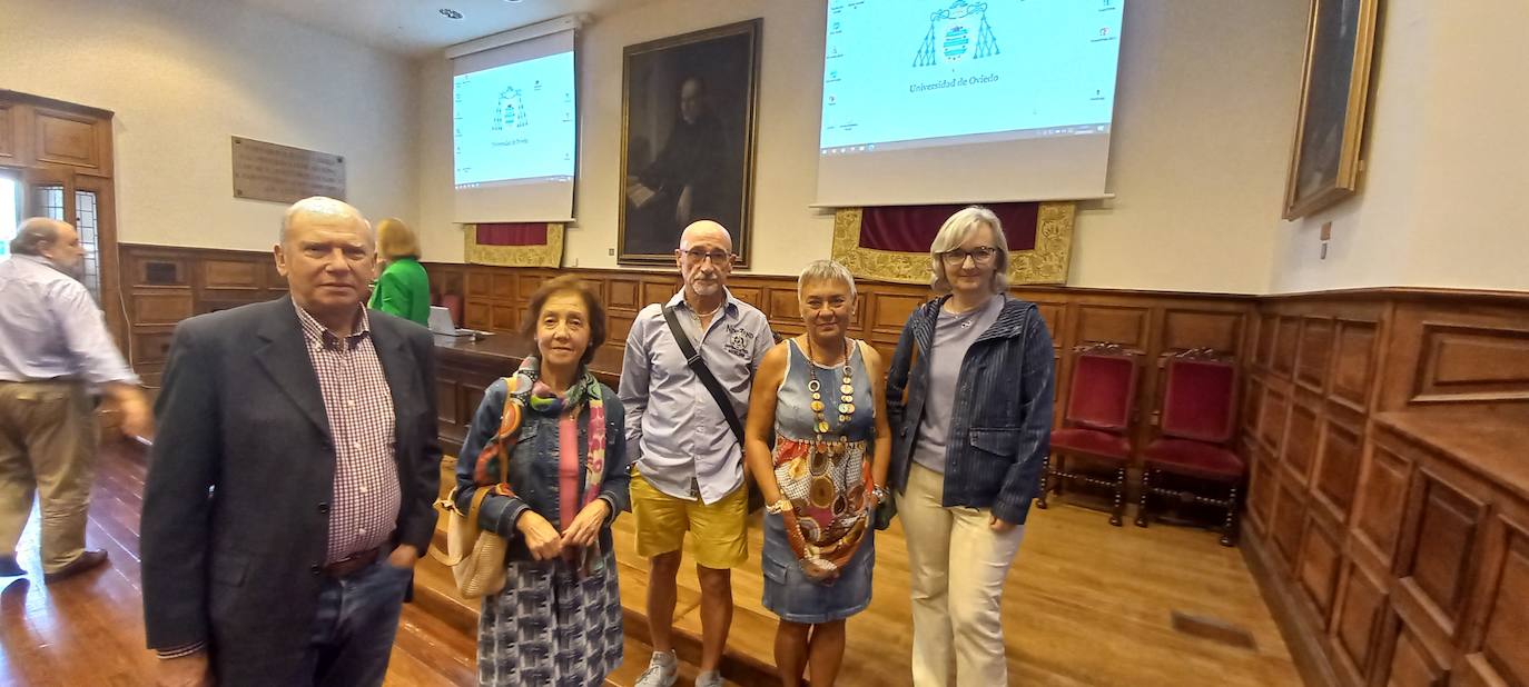 Por la izquierda, Celestino Díaz, Joaquina García, José Ramón Cabal, Alba Méndez y Carmen González, en el Aula Magna de la Universidad de Oviedo.