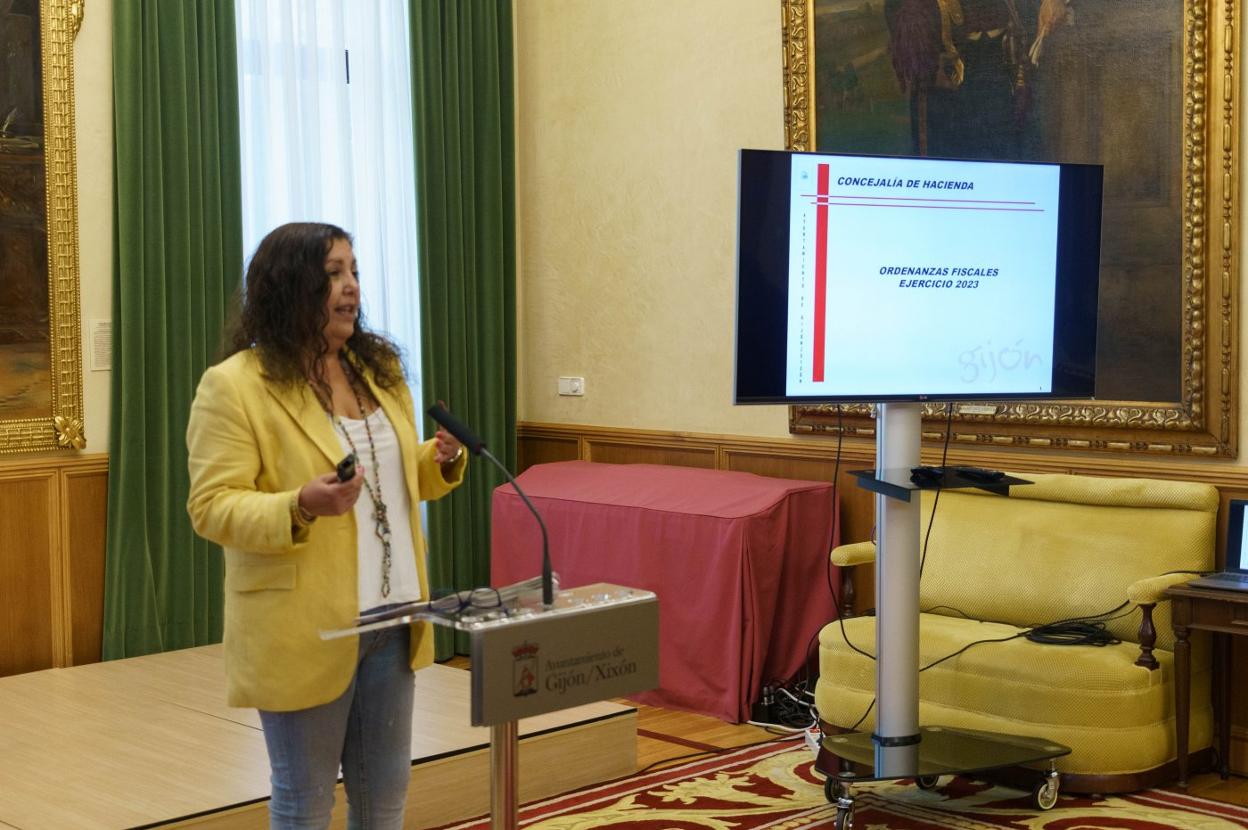 Marina Pineda, durante la rueda de prensa en que se presentó las líneas generales del borrador de ordenanzas fiscales.