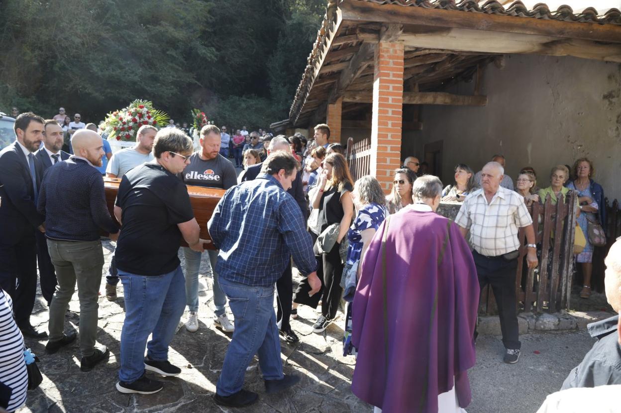 Amigos y familiares del fallecido trasladan el féretro a la iglesia. 