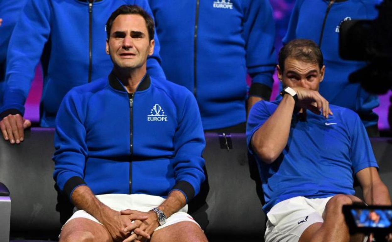 Roger Federer y Rafa Nadal, emocionados tras el último partido del suizo como tenista profesional.