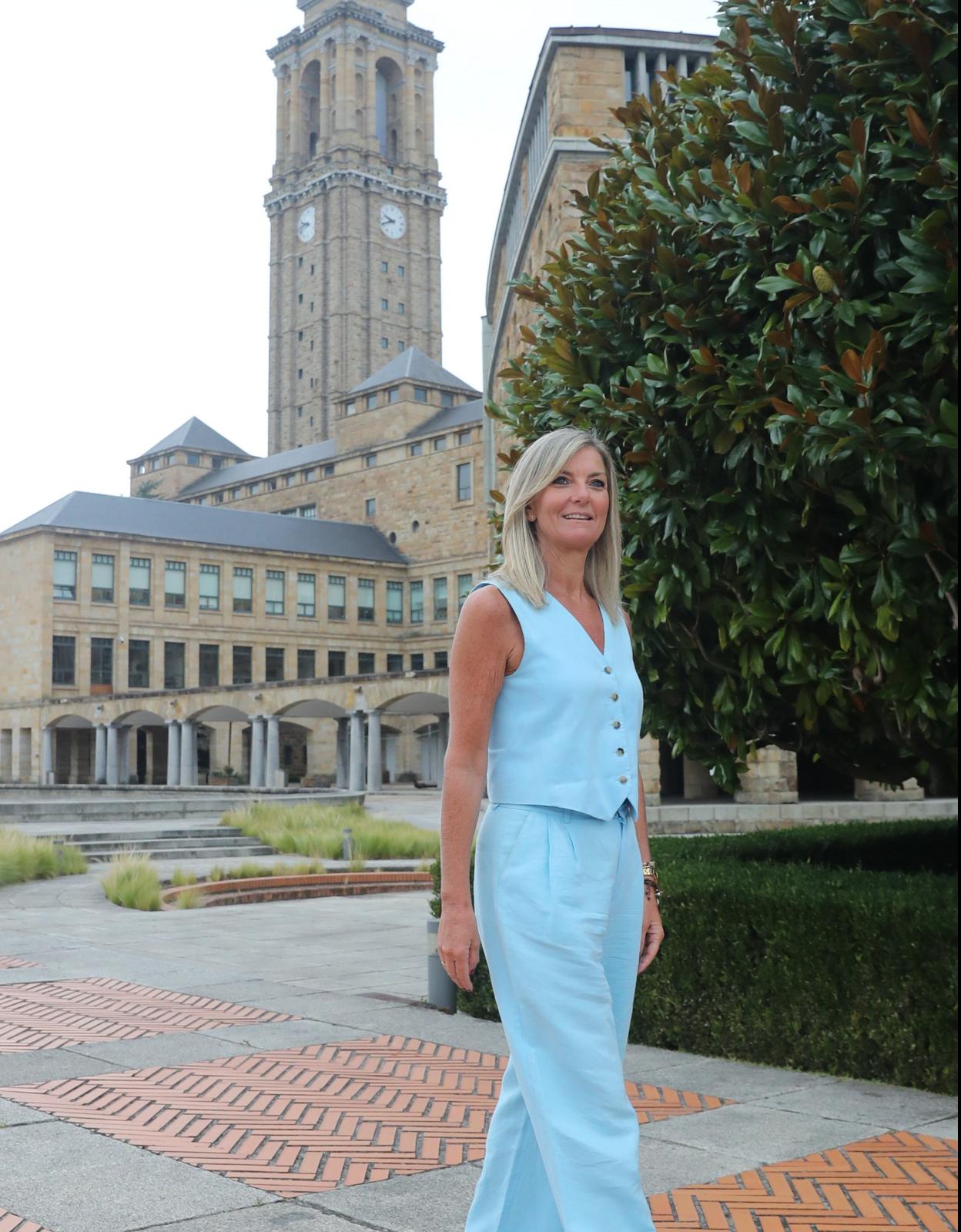 Graciela Blanco ante la Laboral, donde está la sede de la sociedad regional de turismo. 