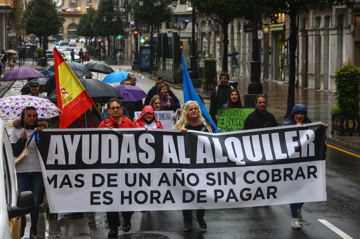 Manifestación de afectados por la céntrica calle Uría, ayer, en Oviedo. 