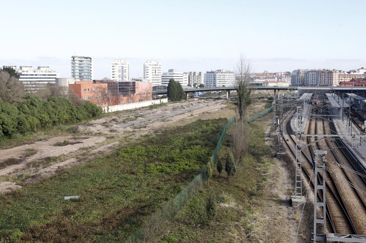 Terrenos que ocuparán los andenes de la estación en superficie. 