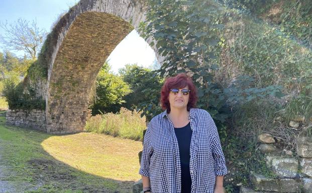 Carmen Barbosa, presidenta de la asociación de vecinos, en el puente románico.