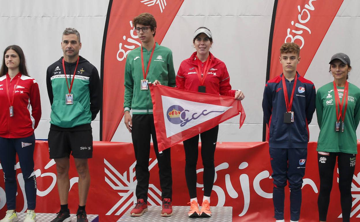 Héctor Gorría y Sara García vencen en la carrera popular del Grupo-Santa Olaya