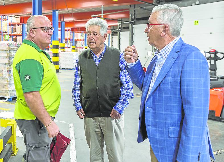 Juan y Gerardo conversan con un trabajador en la nave de Llanera.
