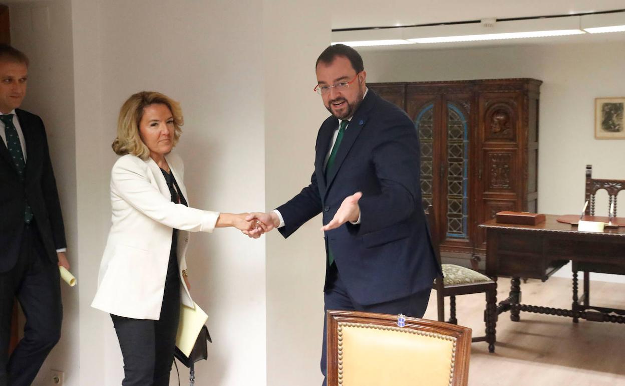 Adrián Barbón y Teresa Mallada, instantes antes de comenzar la reunión sobre los presupuestos.