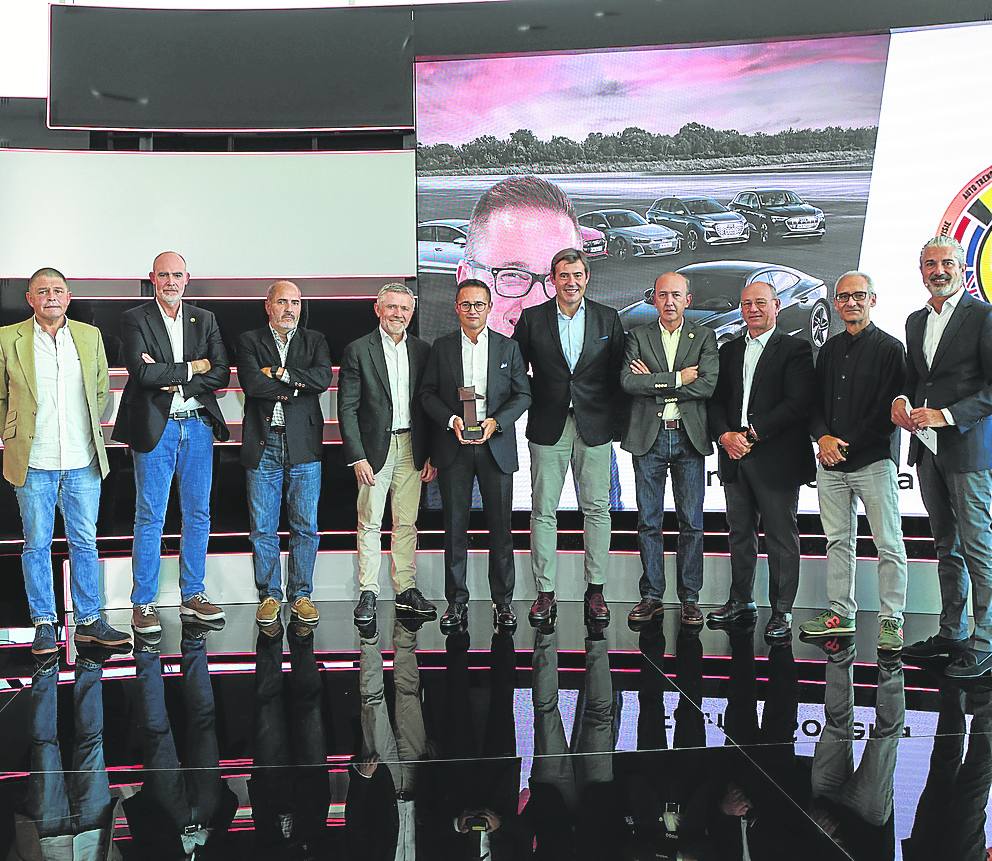 El ingeniero gijonés Fermín Soneira posa con su galardón. ec.