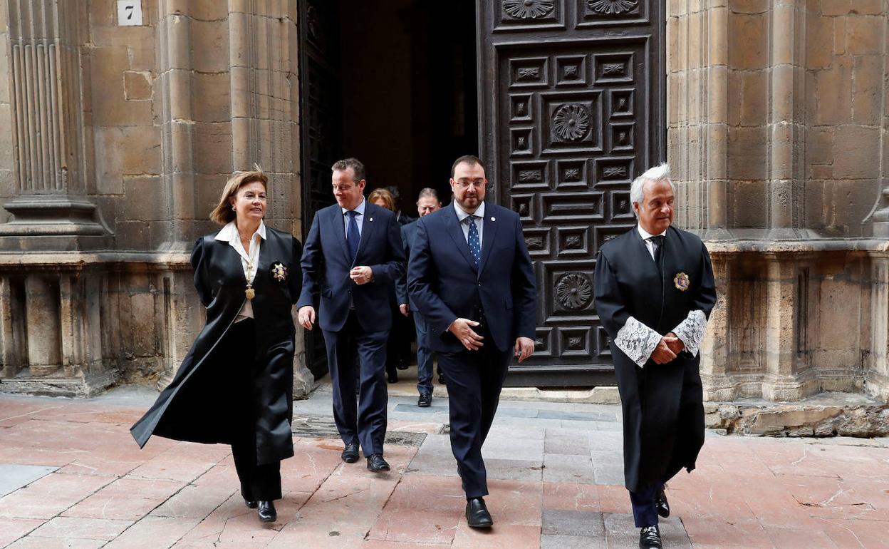 La fiscal superior de Justicia de Asturias, Esther Fernández; el presidente de la Junta General del Principado, Marcelino Marcos Líndez; el presidente del Principado de Asturias, Adrián Barbón, y el presidente del Tribunal Superior de Justicia de Asturias, Jesús María Chamorro.