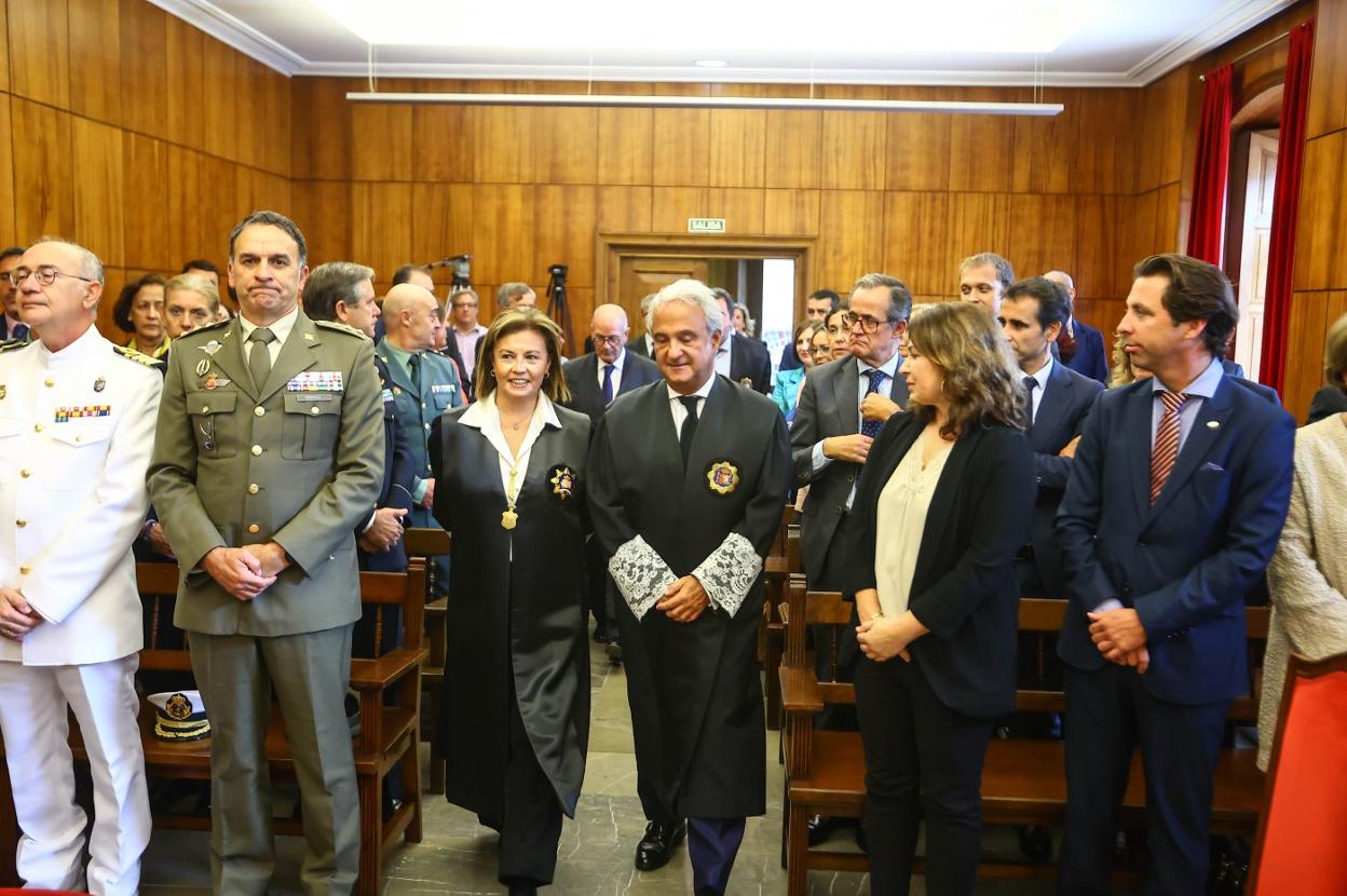 Esther Fernández y Jesús Chamorro, entre las autoridades que acudieron al acto de solemne apertura del año judicial en la sede del Palacio de Valdecarzana. 