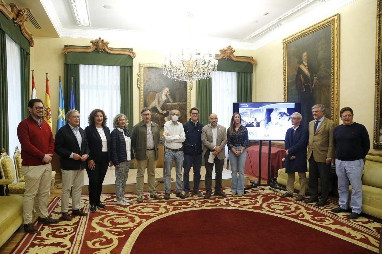 Jaime Fernández Paíno (Foro), Alberto López Asenjo (edil no adscrito), Rocío Fernández (EPI), Estrella Turienzo (HUCA), José Carlos Fernández (Cabueñes), Rufino Fernández (Podemos), José Luis Rodicio (HUCA), Santos Tejón (PSOE), Ángela Pumariega (PP), José Ignacio Rodríguez (HUCA), Eladio de la Concha (Vox) y Juan Arribas (Ciudadanos), en la presentación del 26 Congreso de la SEIQ, que se celebra el jueves y viernes.