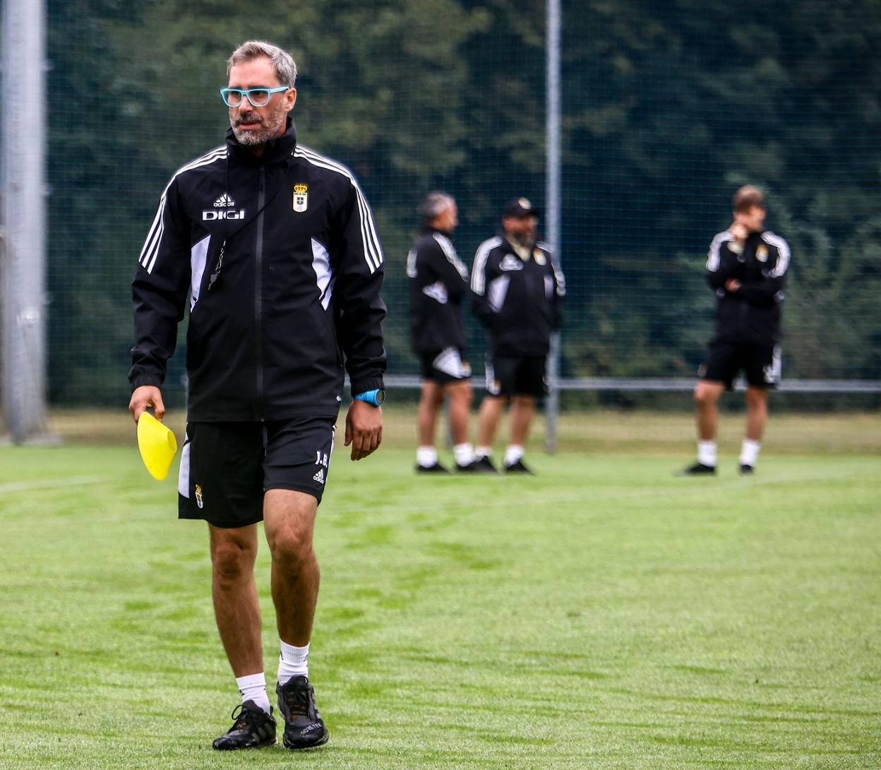 El entrenador azul, Jon Pérez Bolo, camina pensativo en El Requexón, donde el equipo trabajará hoy en busca de soluciones para el mal juego.