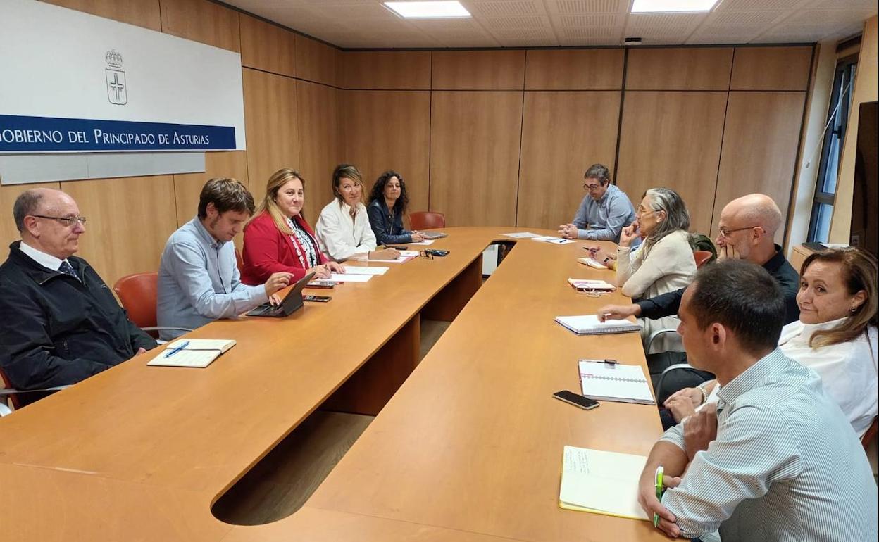 Lydia Espina y su equipo, con los representantes del comité de directores de Primaria. 