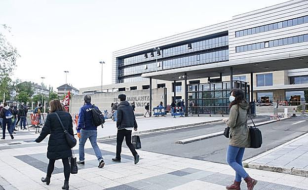 Funcionarios ante una sede administrativa. 