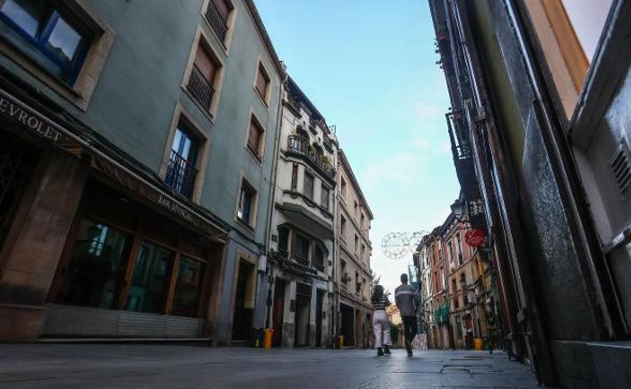 Dos jóvenes pasean por la calle San Antonio, en cuyas inmediaciones se encontraba la menor. / PABLO LORENZANA