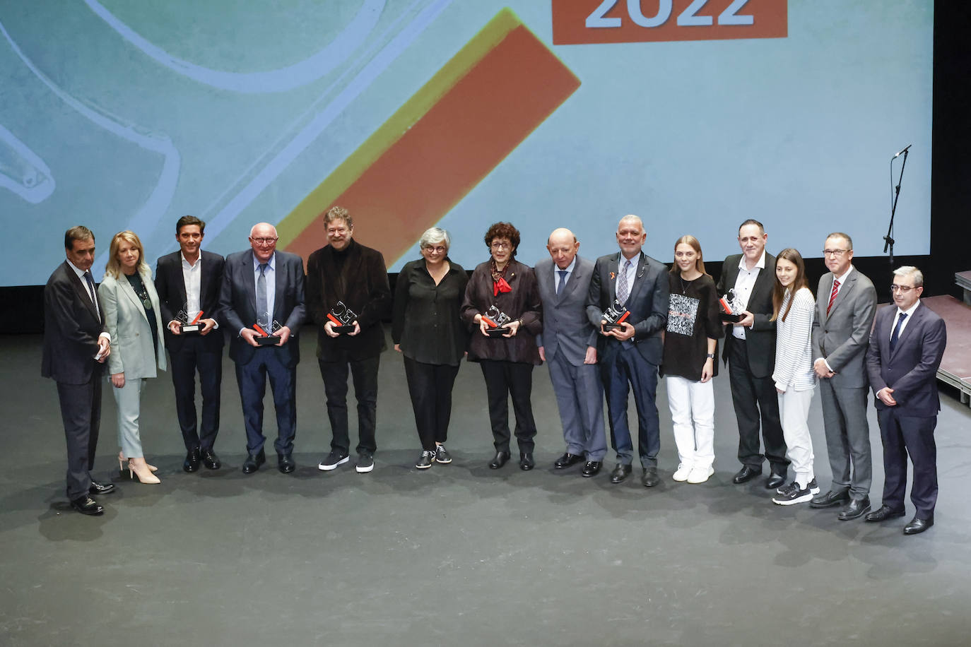 Foto de familia de los premiados junto a la alcaldesa de Gijón, Ana González, y representantes de EL COMERCIO, con su director, Marcelino Gutiérrez, y su director general, Ignacio Pérez.