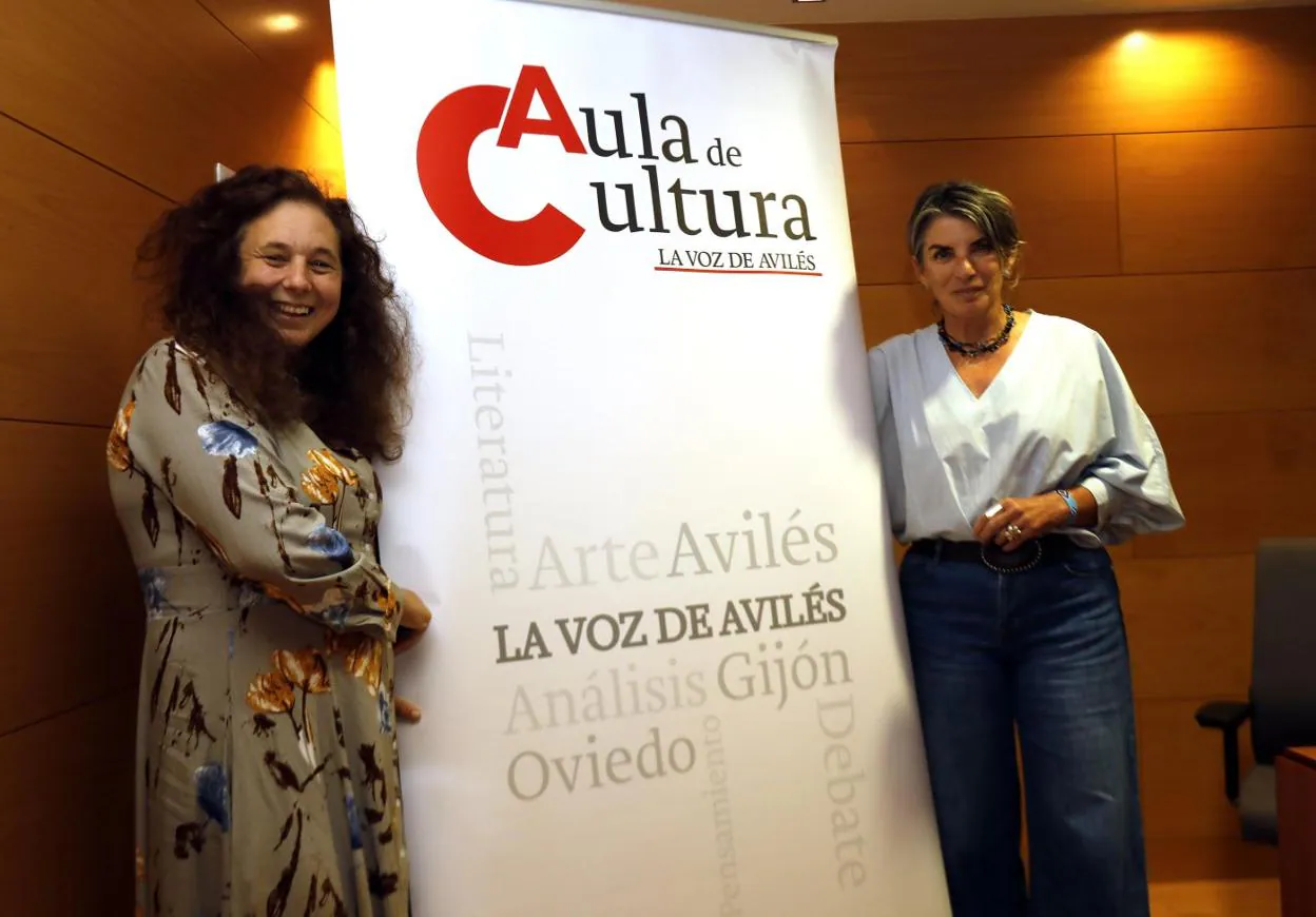 Maite Capín y Mercedes de Soignie, ayer antes del inicio del Aula de Cultura de LA VOZ. 