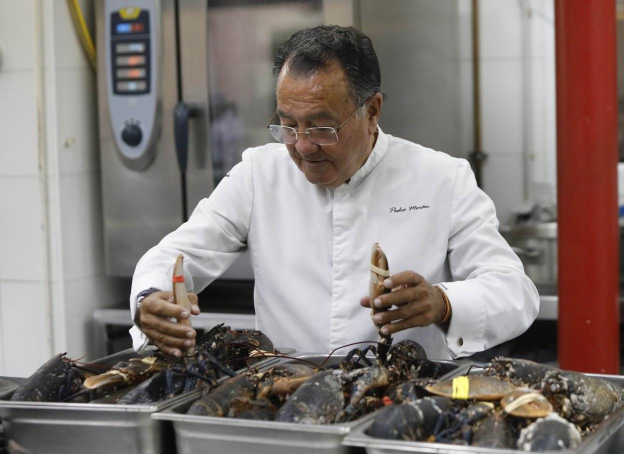 El veterano cocinero observa unos bugres. 