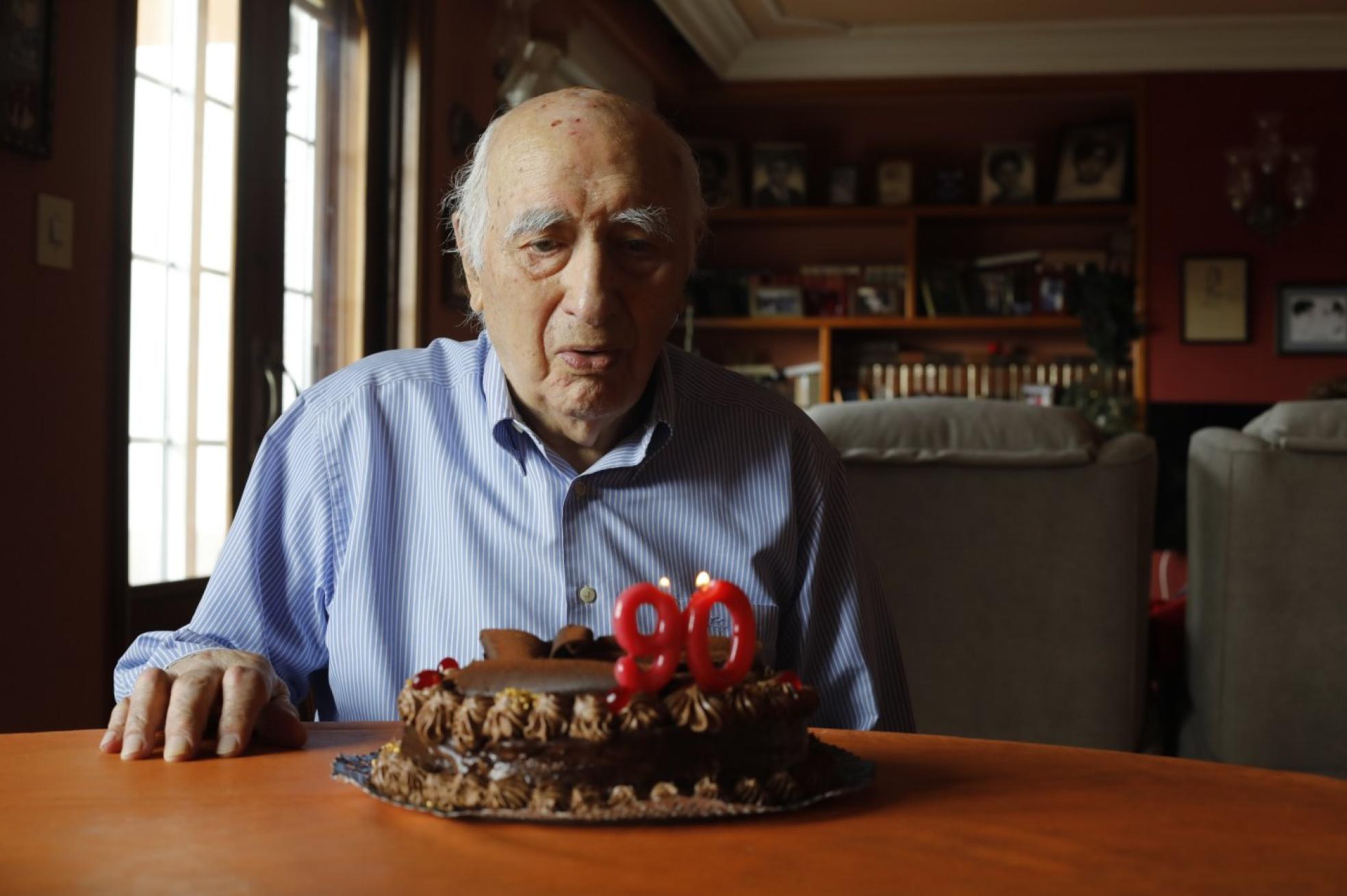 Celebración. Armando Medina, ayer, sopla las velas antes de su noventa cumpleaños, que celebrará mañana. Abajo, durante la gira en  México de 1953. 