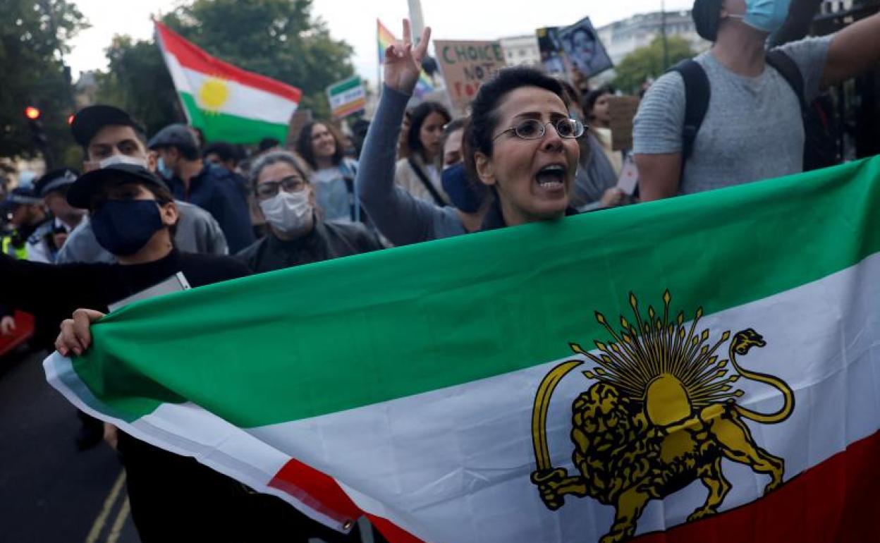 Un grupo de personas protestan en las calles de Londres por la muerte de la joven kurda Mahsa Amini.