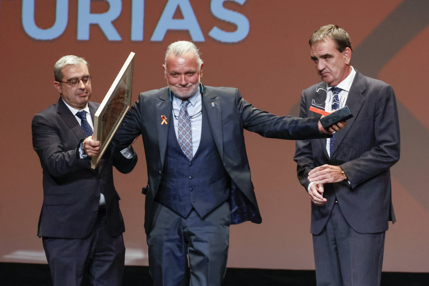 Marcelino Gutiérrez e Ignacio Pérez con Juan Ramón Lucas.