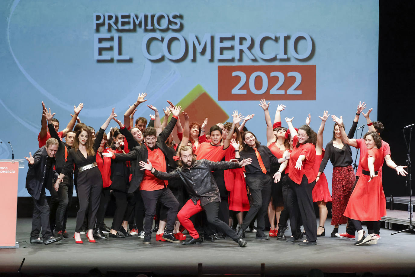 El Coro Joven de Gijón se encargó de animar la gala con sus canciones.