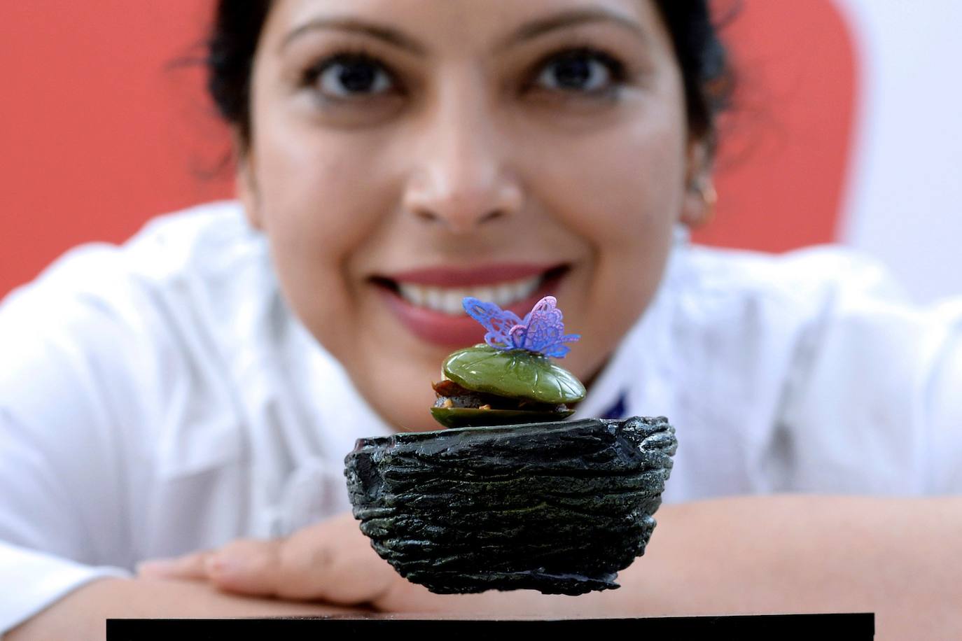 Una participante en una edición pasada del Campeonato de Tapas de Valladolid 