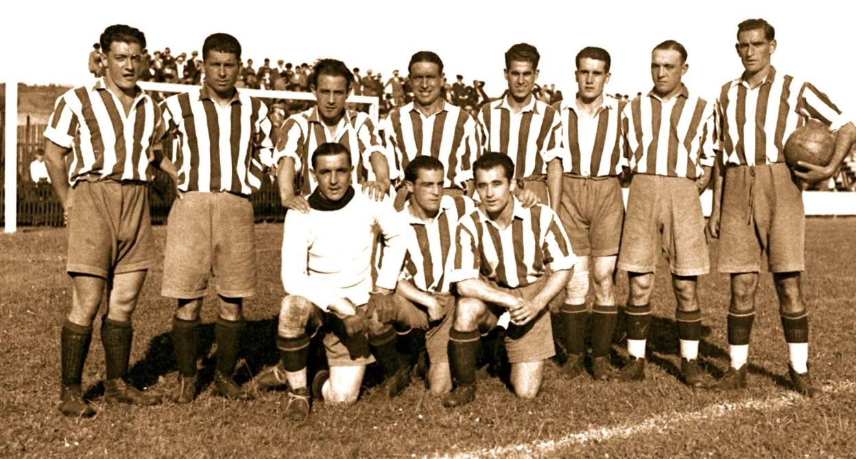 Alineación que se enfrentó al Real Unión el 28 de septiembre de 1930. De izquierda a derecha, de pie, Adolfo, Nani, Pin, Tronchín, Chicote, Armando Quirós, Villagrá y Moro. Agachados, Floro Sión, Abdón y Pena.