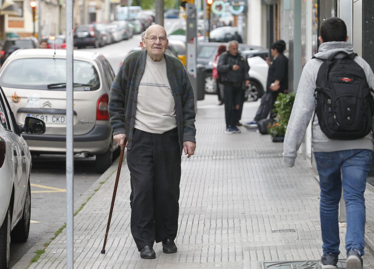 Óscar Piñera, en mayo de 2019, caminando por una calle de El Coto.