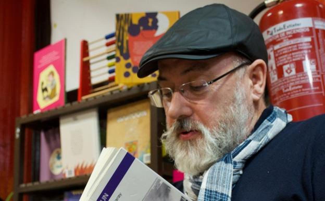 La palabra clara y fonda d'un poeta col mar dientro