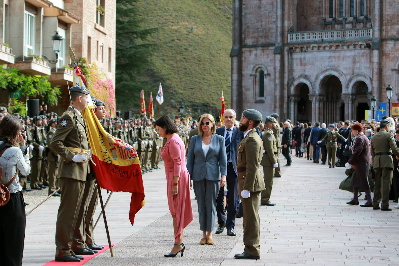 Fotos: Multitudinaria jura de bandera civil en Covadonga