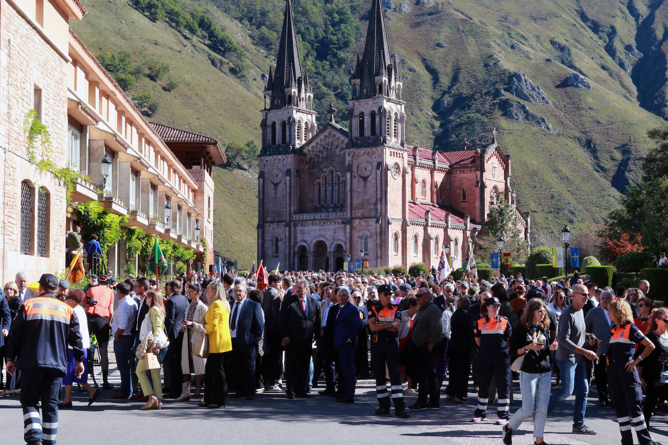 Fotos: Multitudinaria jura de bandera civil en Covadonga