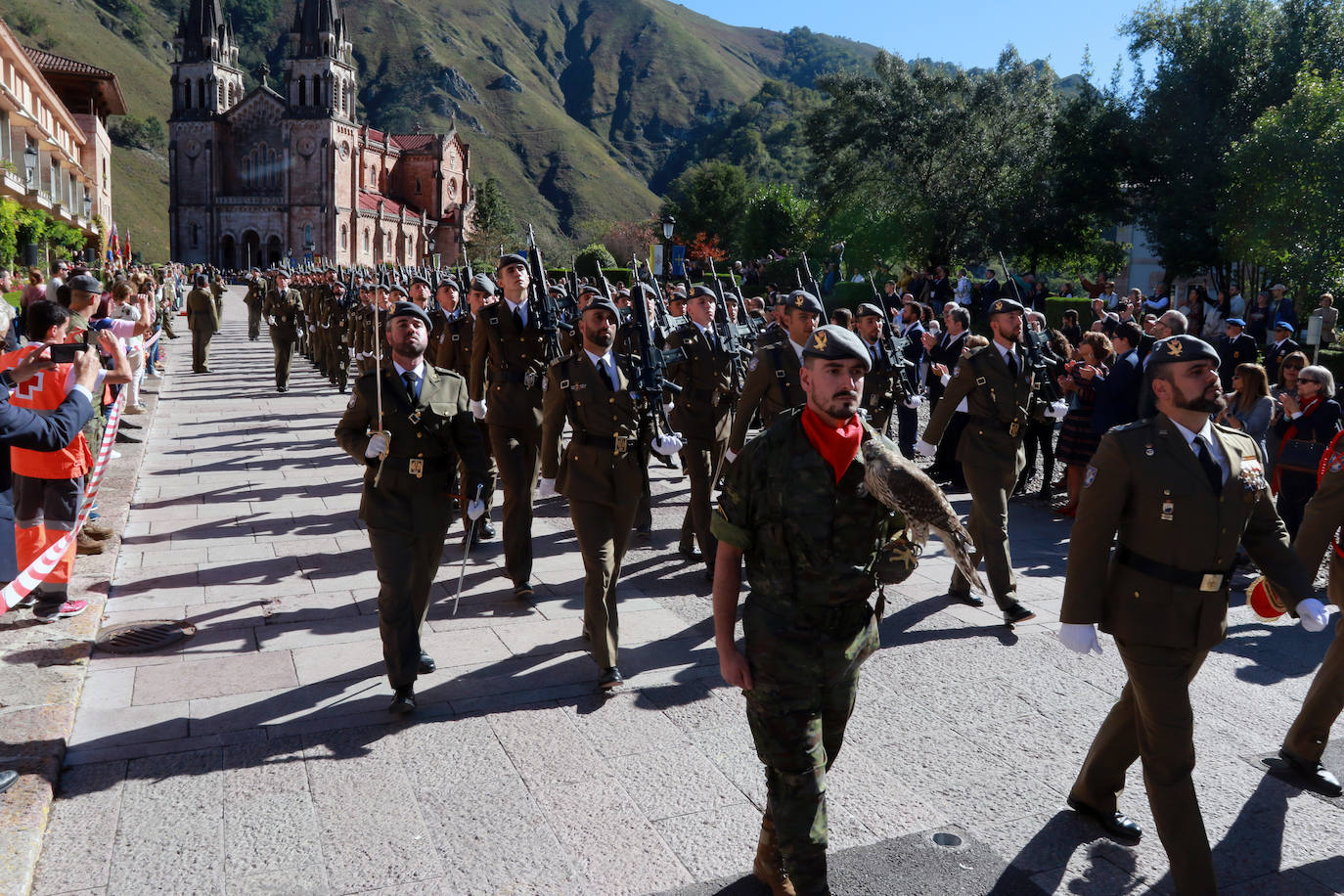 Fotos: Multitudinaria jura de bandera civil en Covadonga