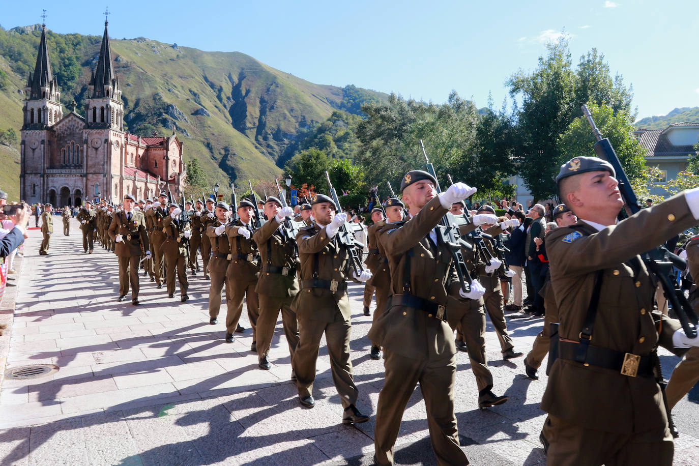 Fotos: Multitudinaria jura de bandera civil en Covadonga