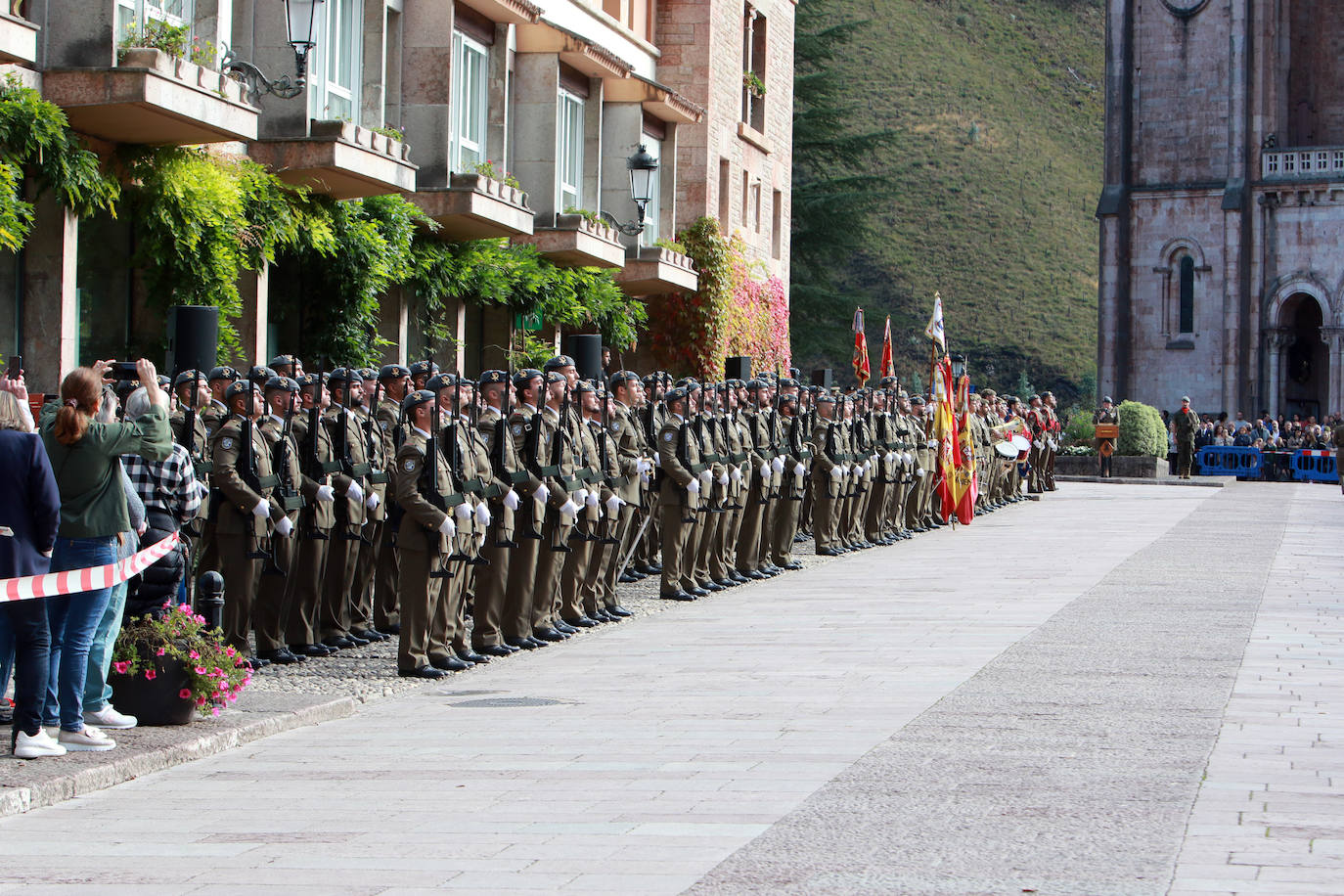Fotos: Multitudinaria jura de bandera civil en Covadonga
