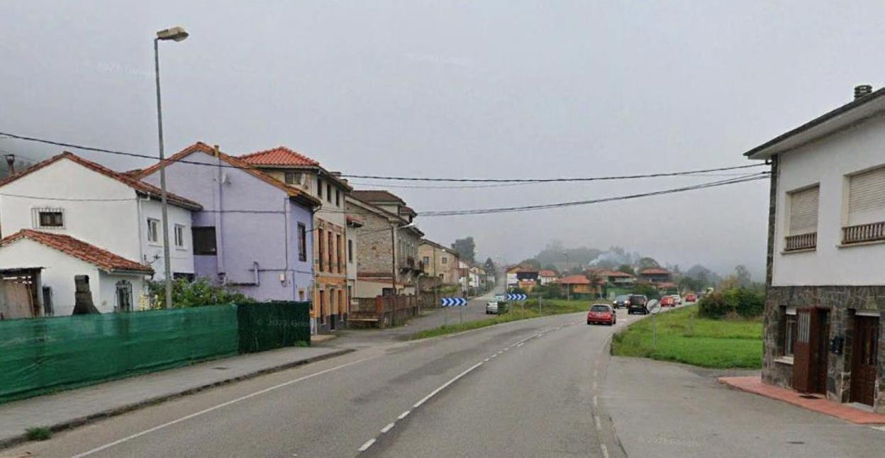 La carretera AS-16 que conecta los concejos de Pravia y Soto del Barco, a su paso por Peñaullán. 
