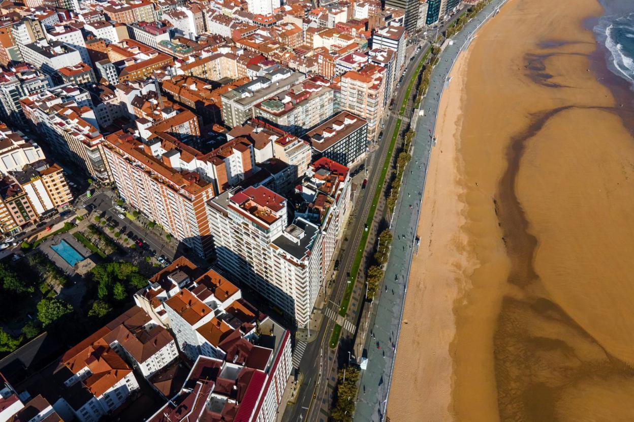 Vista aérea de la fachada marítima de San Lorenzo, con el 'cascayu' antes de recuperar por orden judicial el doble sentido para el tráfico. 