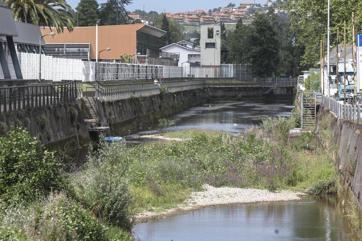 Zona del anillo navegable del río Piles frente al embarcadero del Grupo Covadonga. 