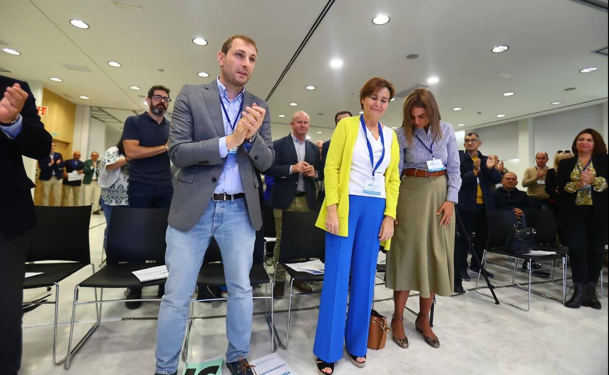 Adrián Pumares, junto a Carmen Moriyón en el Congreso de Foro Asturias este sábado en Oviedo.